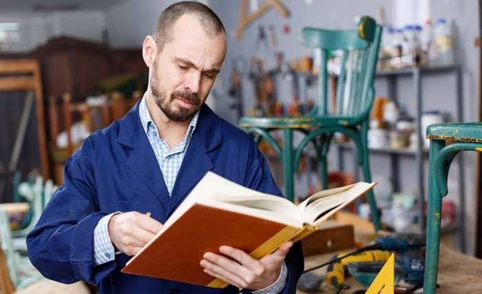 Bücher für Handwerker sind als Geschenk immer gern gesehen ( Foto: Adobe Stock -  JackF ) 