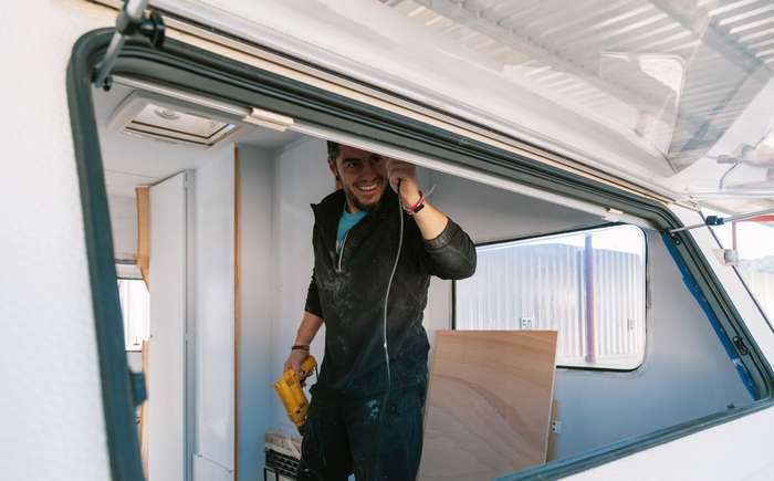 Will man den Innenraum im Wohnwagen renovieren, muss man sich darüber im Klaren sein, dass es gewisse Mindestanforderungen für die Einrichtung gibt.  ( Foto: Adobe Stock - Manu Reyes  )