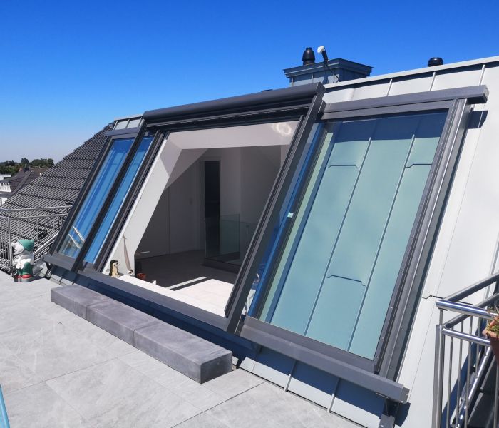 Classic und Premium: Zwei Ausführungen von Dachschiebefenstern und Balkonausstiegsfenstern (Foto: LiDEKO)