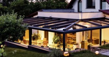 Flexibler Wetterschutz für den Garten: Das Lamellendach von (Foto: TS-Aluminium-Profilsysteme GmbH)