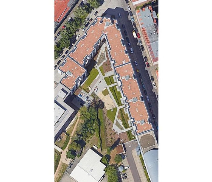 Blaugrüner Innenhof (Foto: Google Maps)