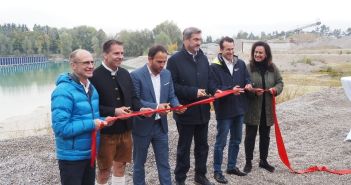 Einsatz auf Gewässern möglich dank robuster SKipp Float Konstruktion Weltweit erste vertikal schwimmende PV-Anlage SKipp Float feierlich (Foto: SINN Power GmbH)