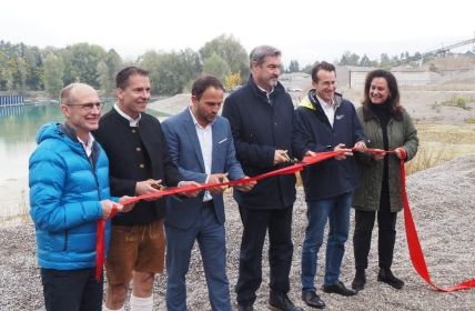 Weltweit erste vertikal schwimmende PV-Anlage SKipp Float feierlich (Foto: SINN Power GmbH)