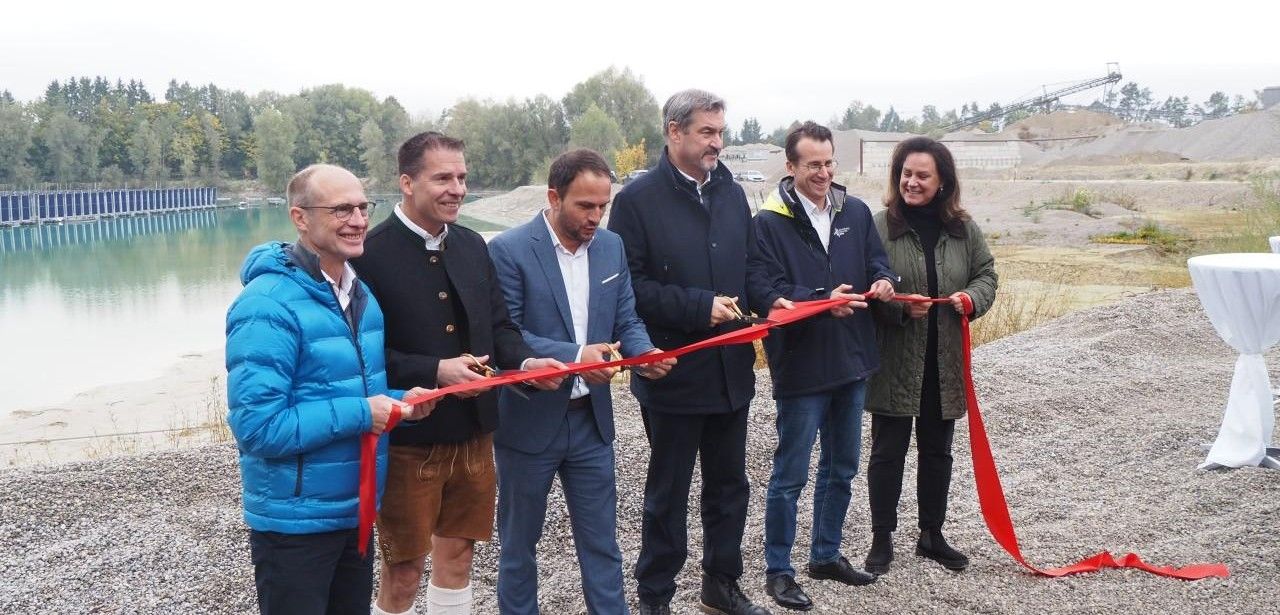 Einsatz auf Gewässern möglich dank robuster SKipp Float Konstruktion Weltweit erste vertikal schwimmende PV-Anlage SKipp Float feierlich (Foto: SINN Power GmbH)
