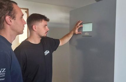 Effiziente Luftwasser-Wärmepumpe x-change pro steigert nachhaltige Heizleistung im (Foto: Kermi GmbH)