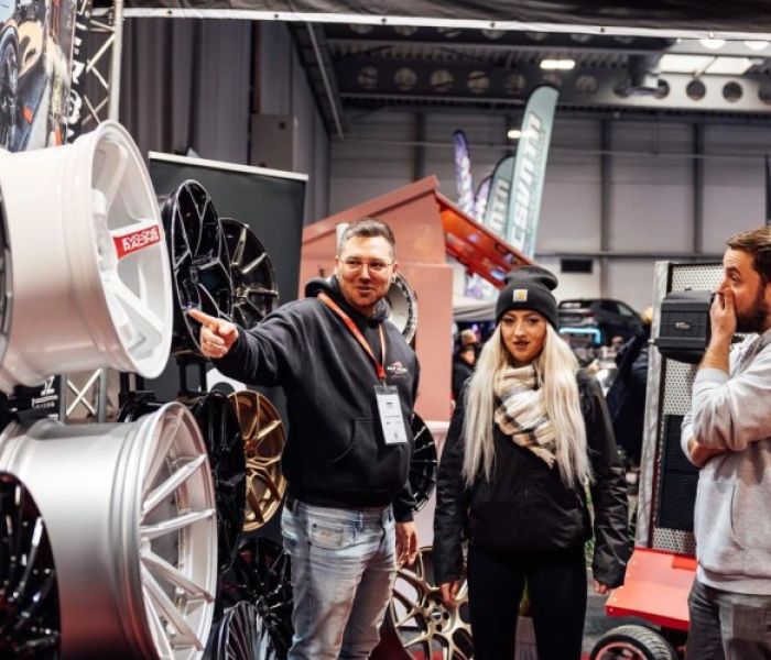 Automobilmesse Erfurt 2026 Verkaufsgespräch (Foto: viveart.de, Predigerstrasse 12, 99084 Erfurt)